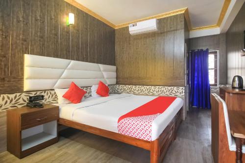 Cama ou camas em um quarto em OYO Krishna Guest House