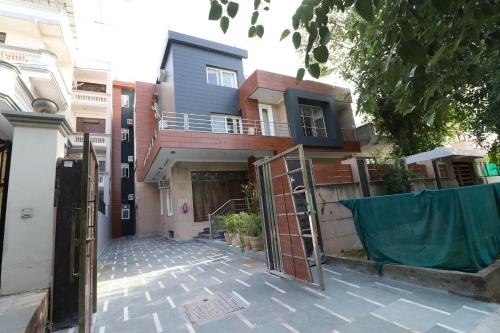 een huis in aanbouw met de deur open bij Super Capital O Esscon House Near Payal Cinema in Gurgaon