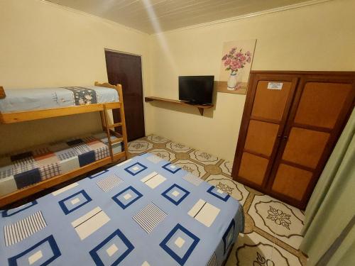 um quarto com 2 beliches num quarto em Apart Morel em Puerto Iguazú