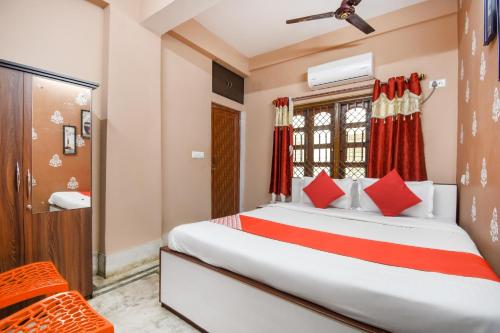 1 dormitorio con 1 cama grande con almohadas rojas en Fantasy Stay Near City Centre Salt Lake en Pātipukur