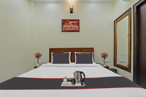 Postel nebo postele na pokoji v ubytování Hotel O Shiva Palace