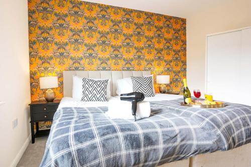 een slaapkamer met een groot bed met een gele muur bij Canal View Apartment - City Centre - Free Parking, Balcony, Fast Wifi, SmartTV with Netflix by Yoko Property in Northampton