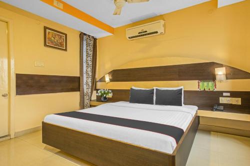 a bedroom with a large bed in a room at Super Collection O Mgr Inn in Puducherry