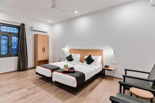 um quarto com uma grande cama branca e uma janela em Super Townhouse 096 Lohia Park em Vibhuti Khand