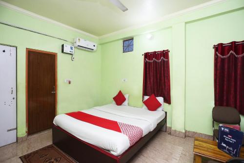 Katil atau katil-katil dalam bilik di OYO Near Kalinga Hospital
