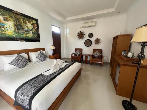Pondok Serayu في أوبود: غرفة نوم مع سرير أبيض كبير في غرفة