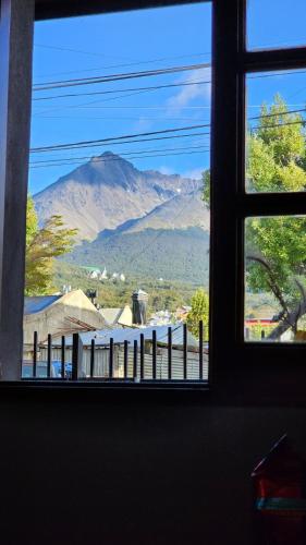 una ventana con vistas a una montaña en Hospedaje Belen en Ushuaia