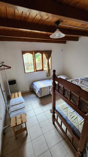 1 dormitorio con 2 camas y techo en Hospedaje Belen en Ushuaia