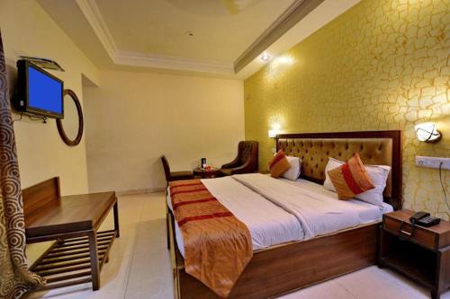um quarto com uma cama e uma televisão em Hotel Diamond Inn em Chandīgarh