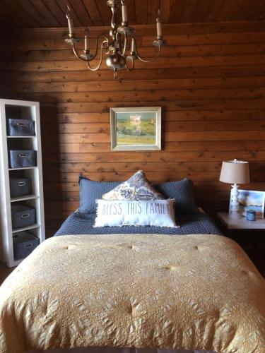 um quarto com uma cama e uma parede de madeira em Country vacation home 
