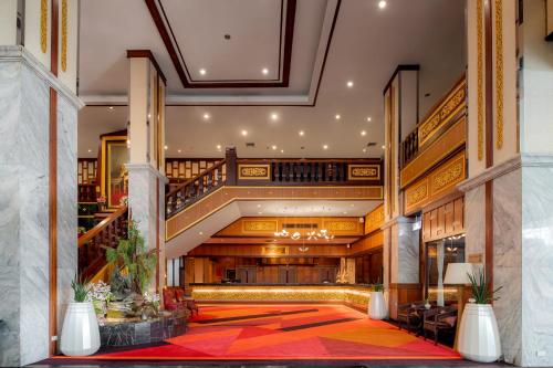 un gran edificio con escalera y vestíbulo en Alexander Hotel, en Bangkok