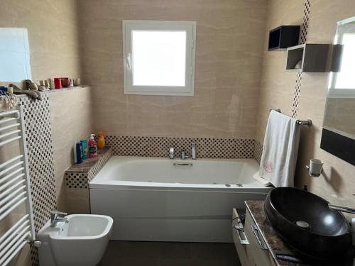 uma casa de banho com uma banheira, um WC e um lavatório. em Botola Home 2 em Casablanca