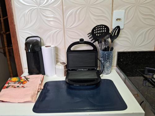 einem schwarzen Toaster, der auf einer Theke sitzt in der Unterkunft Edward Suíte Manaus 01 in Manaus