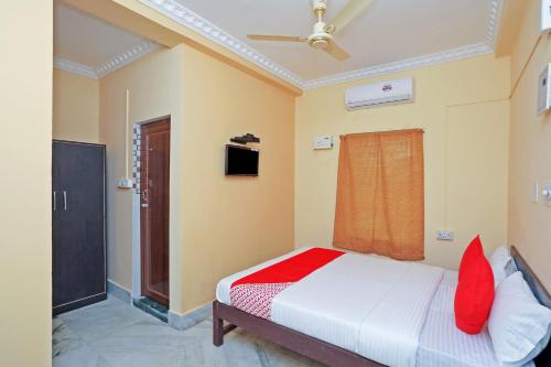 Ένα ή περισσότερα κρεβάτια σε δωμάτιο στο Hotel O Advik Cottage