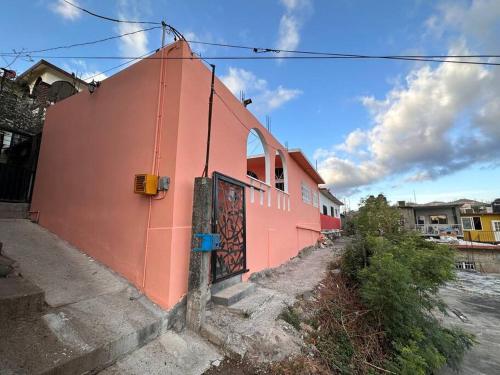 een oranje gebouw met een poort aan de zijkant bij Estancia Luna in Salina Cruz