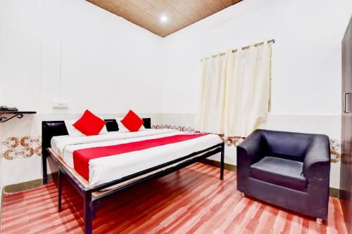a bedroom with a bed and a chair at OYO Hotel Paradise Inn in Jodhpur