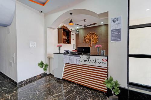 un vestíbulo de un restaurante con barra en Capital O Hotel Lakshmi Residency en Tirupati