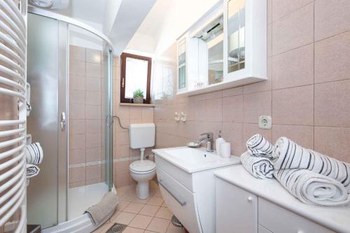W łazience znajduje się umywalka, toaleta i prysznic. w obiekcie Apartments in Baska - Insel Krk 42194 w Bašce