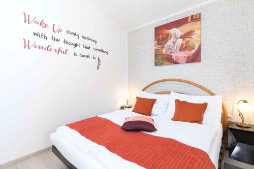 sypialnia z łóżkiem z plakatem na ścianie w obiekcie Apartments in Baska - Insel Krk 42194 w Bašce