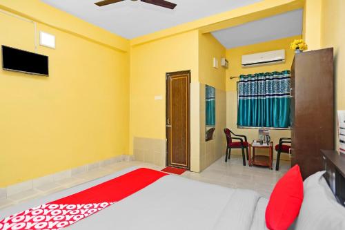 a bedroom with a bed and a table and chairs at OYO Seven Inn in Bhubaneshwar