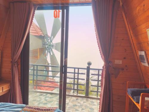 a room with a window with a view of a balcony at Sa Mộc House Tam Đảo - Venuestay in Vĩnh Phúc