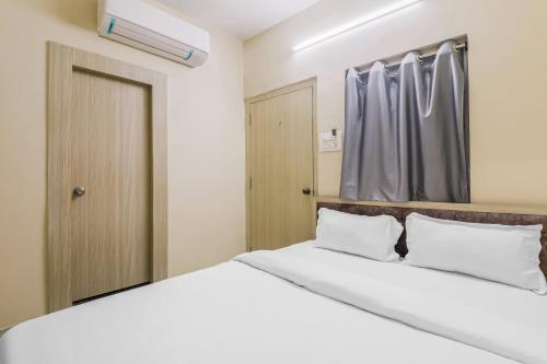 En eller flere senge i et værelse på Super OYO Hotel Rameshwar