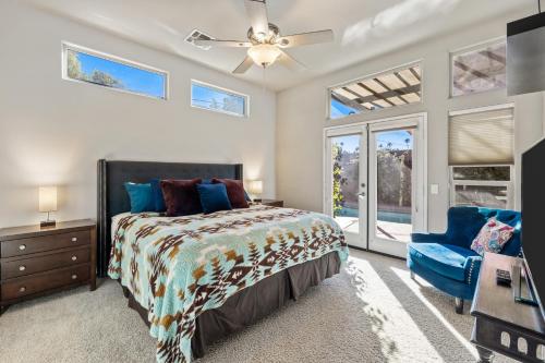 1 dormitorio con 1 cama y ventilador de techo en A Royal Oasis in the Desert with pool, spa and Epic Game Room!, en Bermuda Dunes