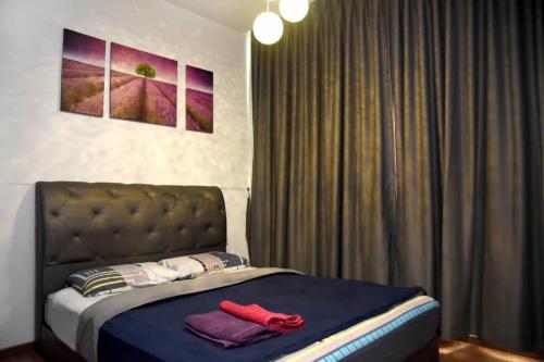 een slaapkamer met een bed met twee handdoeken erop bij Jeff and Ricky Homestay 3 @Vivacity Megamall in Kampong Tabuan