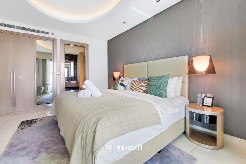 Postel nebo postele na pokoji v ubytování Manzil - Exquisite 1BR Apartment in Damac Paramount Tower in Business Bay
