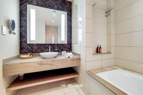 Koupelna v ubytování Manzil - Exquisite 1BR Apartment in Damac Paramount Tower in Business Bay