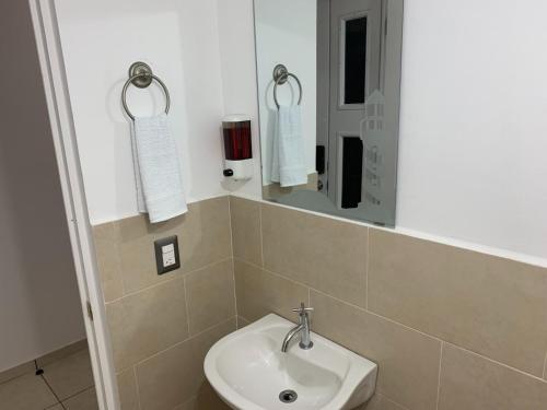 Ένα μπάνιο στο Comfortable and roomy, in Sonsonate