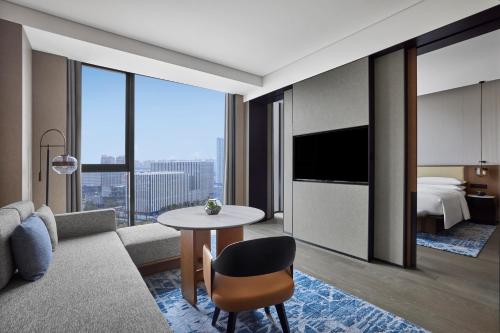 Televisyen dan/atau pusat hiburan di Nantong Marriott Hotel