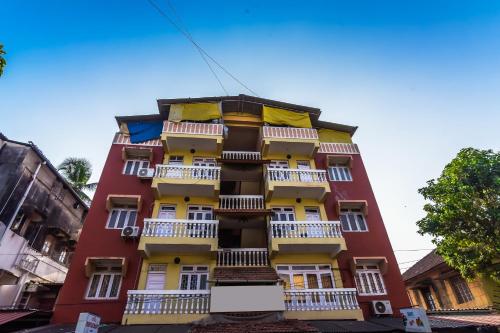een gebouw met balkons aan de zijkant bij Hotel Pillar'S Near Immaculate Conception Church in Oud Goa