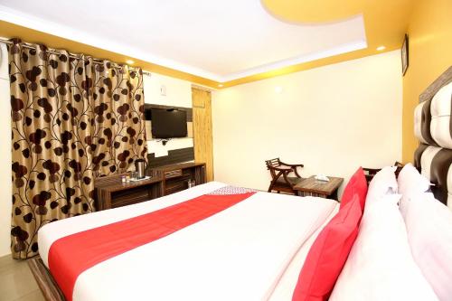 una camera d'albergo con letto e TV di Super OYO Hotel Continental Inn 42 a Chandīgarh