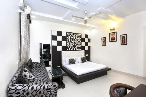 ein Schlafzimmer mit einem Bett und einem Sofa in einem Zimmer in der Unterkunft Collection O Hotel Nayyar in Amritsar