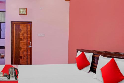 Кровать или кровати в номере SPOT ON Hotel Kanha Inn