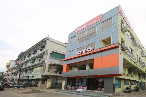 een gebouw in aanbouw op een straat bij OYO Hotel Vn Residency in Jabalpur