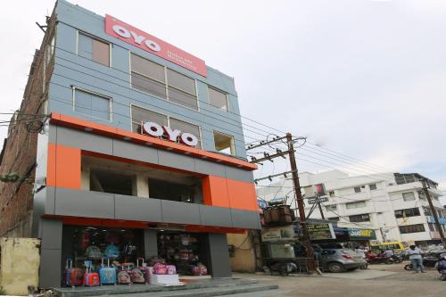 een vog winkel in een stad met een gebouw bij OYO Hotel Vn Residency in Jabalpur
