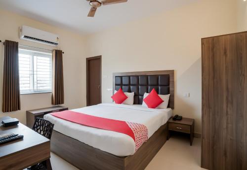 Katil atau katil-katil dalam bilik di Hotel Gokul Grand Near SR Nagar Police Station