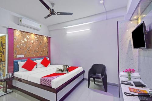 Postel nebo postele na pokoji v ubytování Hotel O Diamond Regency Near Birla Mandir