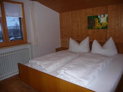 Postel nebo postele na pokoji v ubytování Ferienwohnung Natter in Mellau