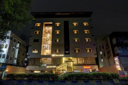un edificio con luci accese di notte di Super Townhouse OAK Regal Inn Near Sant Tukaram Nagar Metro Station a Chinchwad