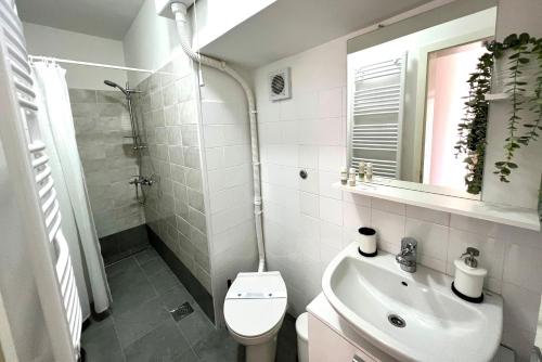 bagno bianco con lavandino e servizi igienici di Apartment Near Old Town, FREE PARKING & Huge Garden a Dubrovnik