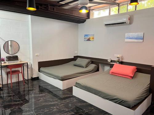 - 2 lits dans une chambre avec une table et un miroir dans l'établissement SunwayPyramid USJ Jacuzzi HomeCinema PS Game 16Pax, à Subang Jaya