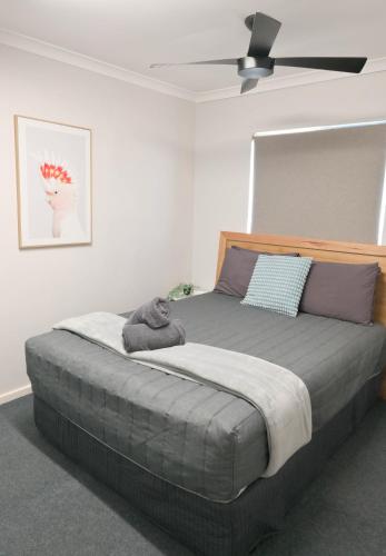 um quarto com uma cama grande e uma ventoinha de tecto em Kalbarri Inn em Kalbarri