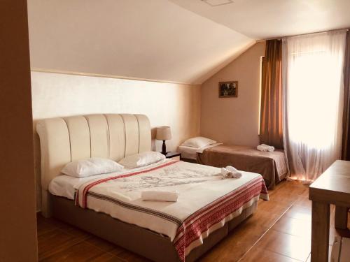 Habitación de hotel con 2 camas y ventana en Sea, en Shekhvetili