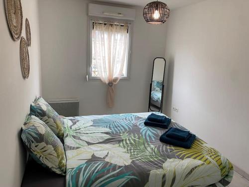 Schlafzimmer mit einem Bett und einem Fenster in der Unterkunft Appartement Avenue de Champagne in Épernay