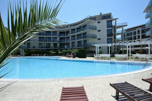 Bazén v ubytování Large apartment in Sunny Beach nebo v jeho okolí