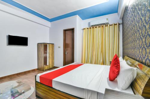 เตียงในห้องที่ Collection O Hotel Vijay Inn Near Gomti Riverfront Park