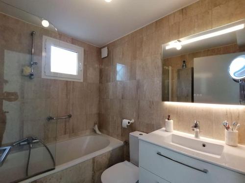 y baño con bañera, lavabo y aseo. en Etoile d'Azur, en Sainte-Maxime